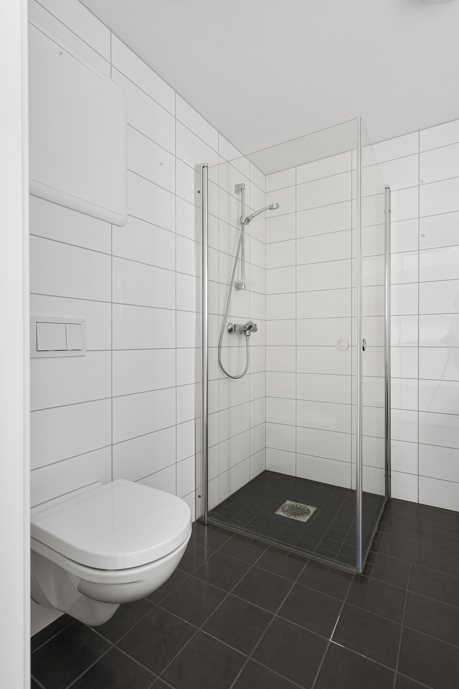 Neu gefliestes Badezimmer mit bodengleicher Duschkabine