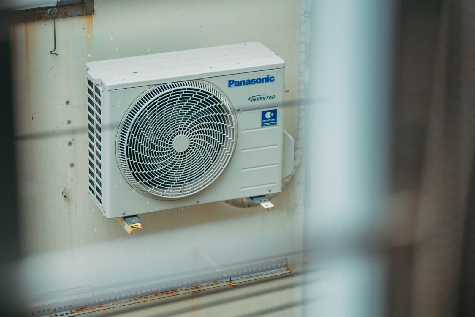 Außeneinheit einer Klimaanlage an einer Gebäudewand