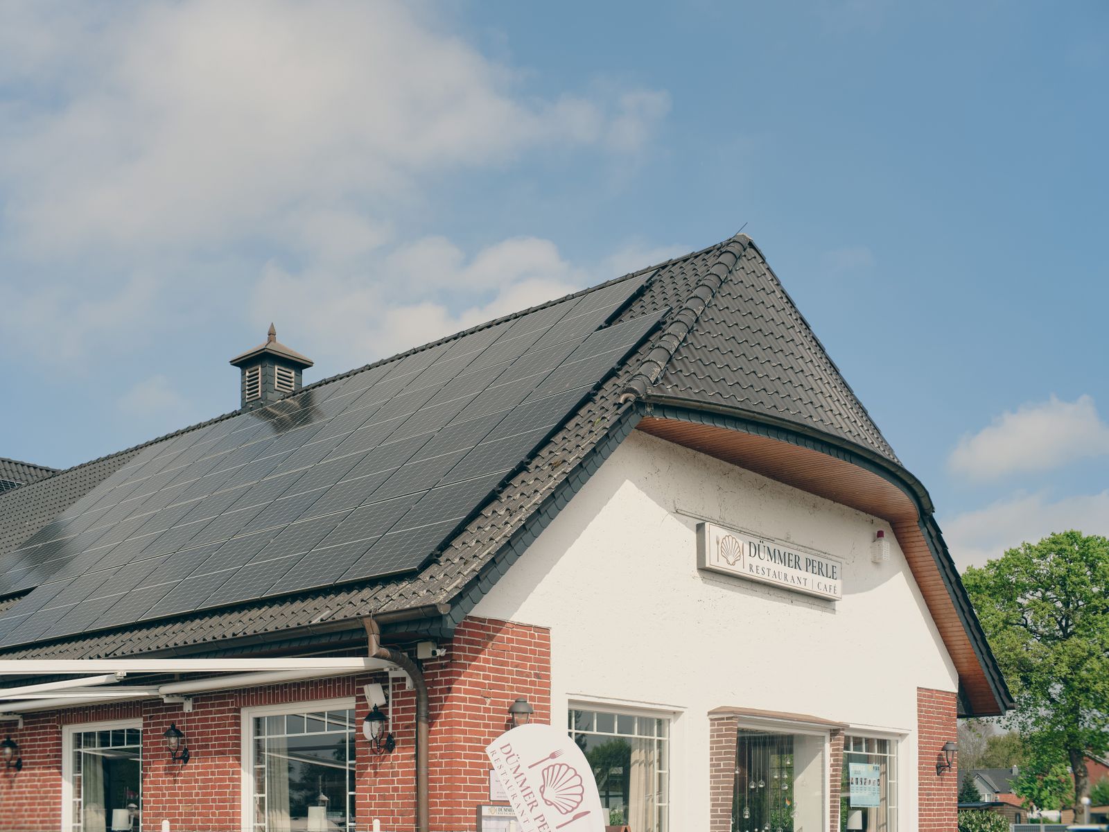 Wohnhaus mit vollflächig belegter Photovoltaikanlage auf dem Dach