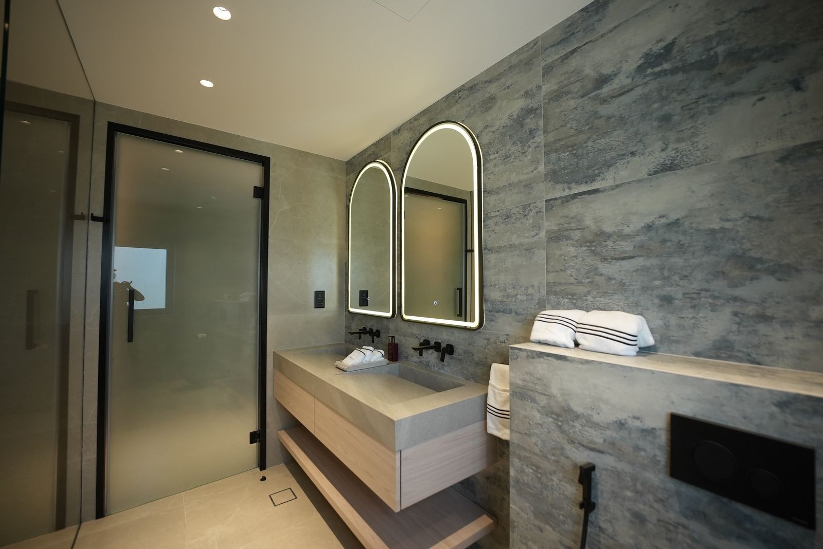 Modernes Badezimmer mit Waschtisch und bodengleicher Dusche