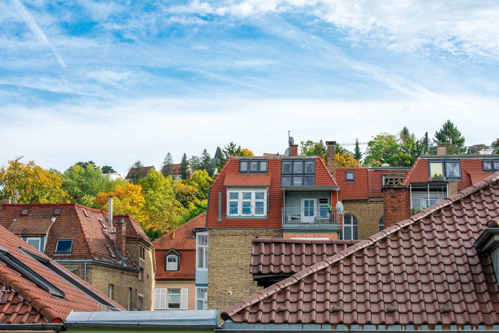 Photovoltaikmodule auf den Ziegeldächern eines Wohnviertels